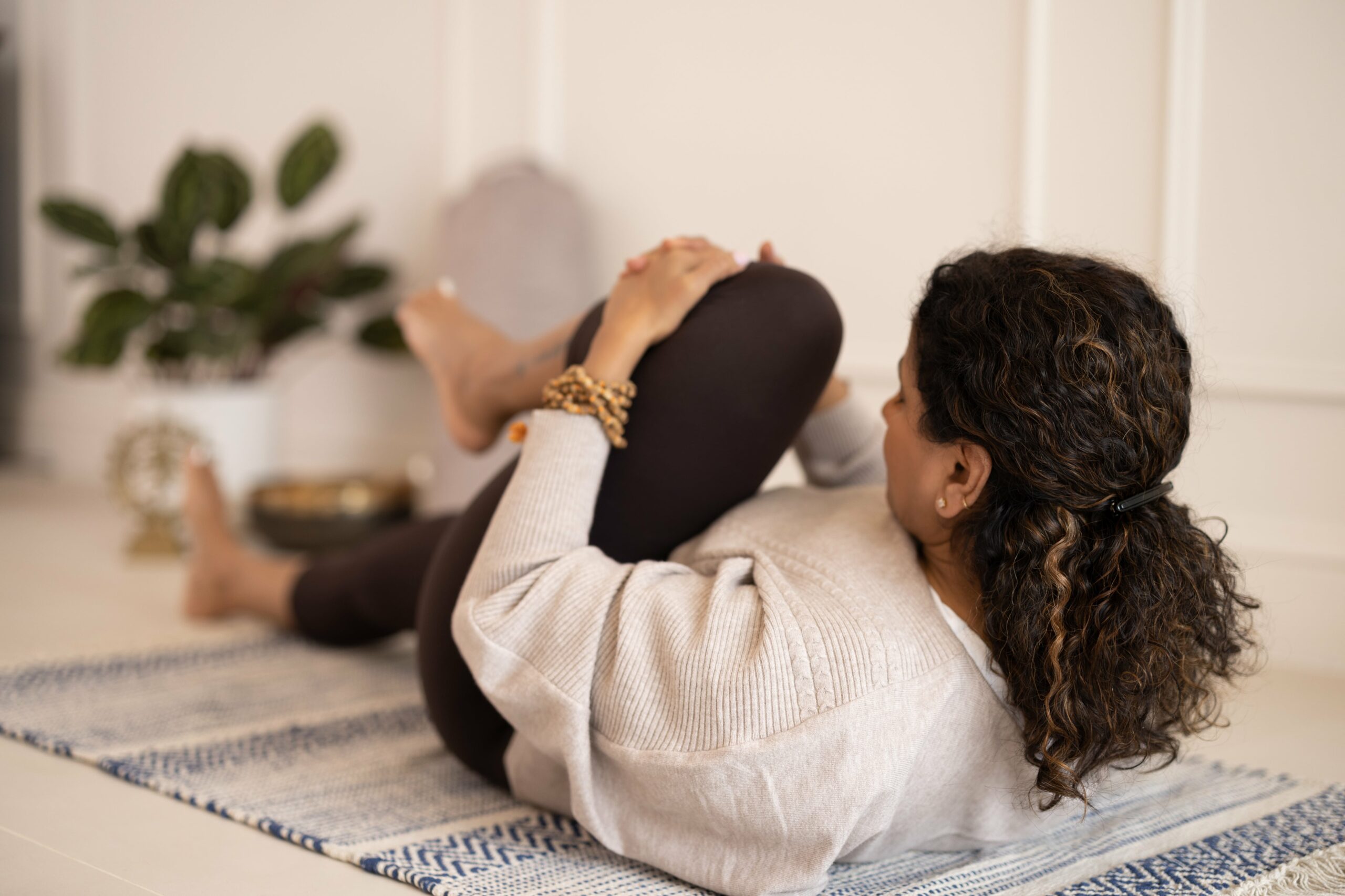 breathing-through-knee-to-chest